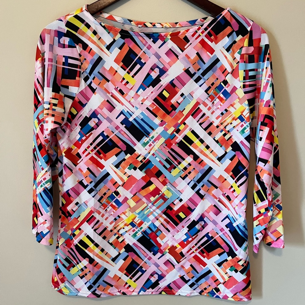 Women’s Medium Geometric print top. Stretchy, light and flowing fabric.